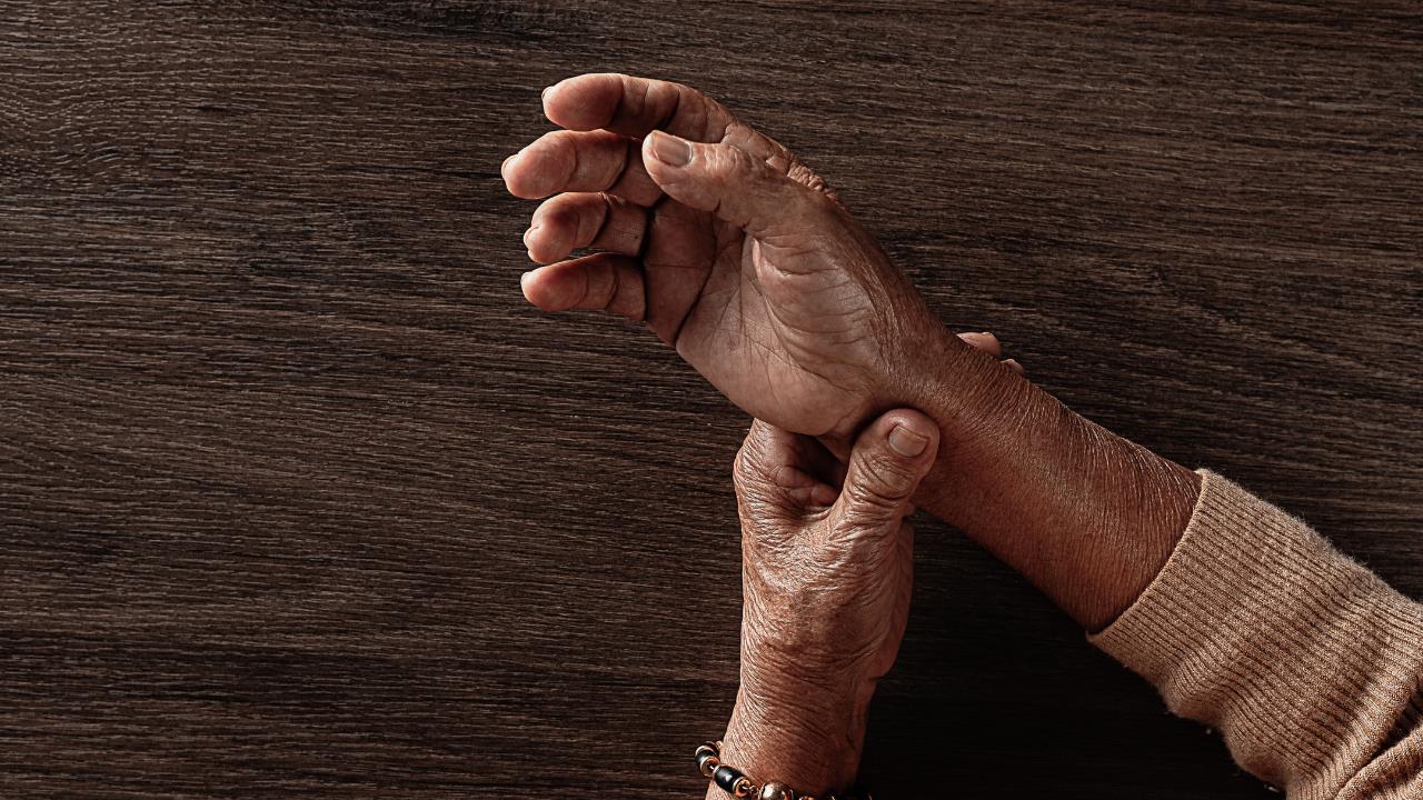 Dile adiós a las arrugas del rostro y las manos: conoce los aceites con efecto rejuvenecedor que borrarán los signos de vejez